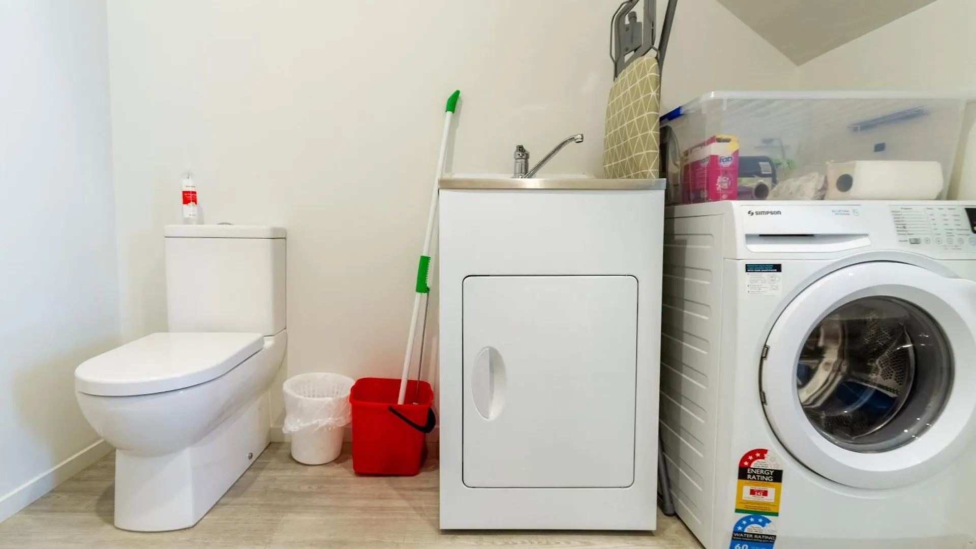 Bath & Beyond, Tippet Place With Garage Sleeps 8 Christchurch Apartment