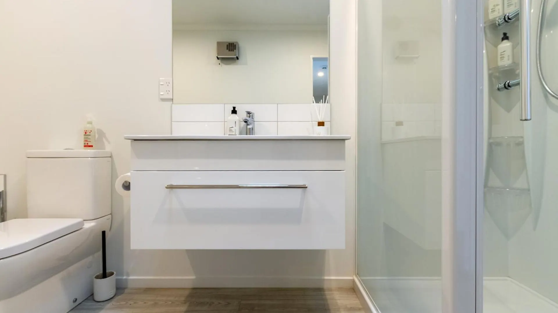 Bath & Beyond, Tippet Place With Garage Sleeps 8 Christchurch