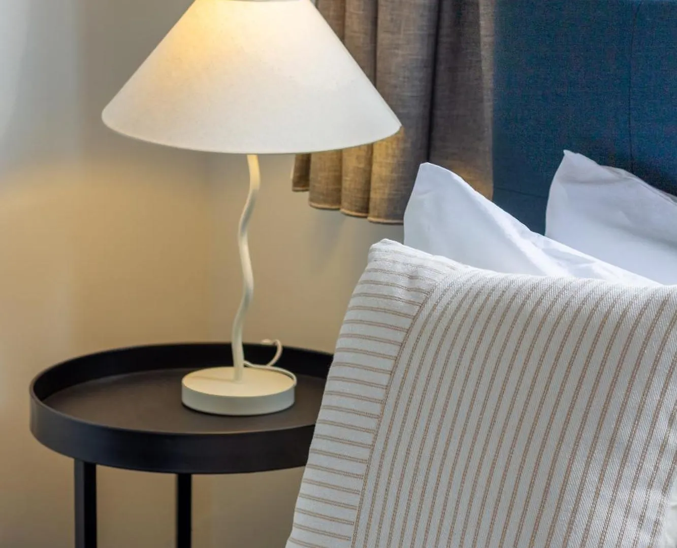 Апартаменты Bath & Beyond, Tippet Place With Garage Sleeps 8 Крайстчёрч